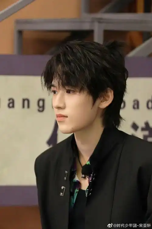 宋亚轩我们的客栈黑色外套剧照##宋亚轩黑色西装造型