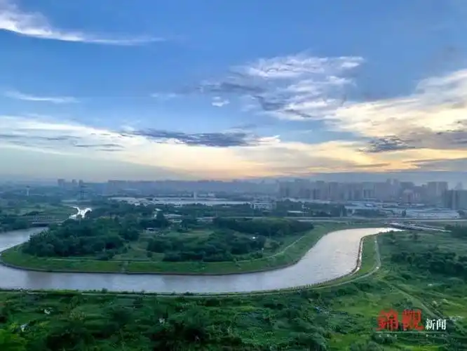 看飞机划过幺妹峰西岭雪山玉带环腰