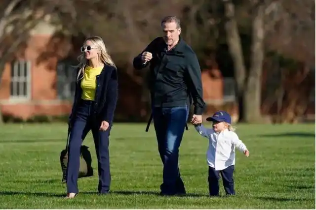 "拜登儿子在乌克兰亚速营钢铁厂被捕",在这个信息化发达的时代,这两条