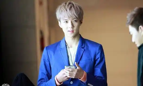 鹿晗和吴世勋长得像,照片中只有1个鹿晗,你能几秒找到,我用2秒_白色