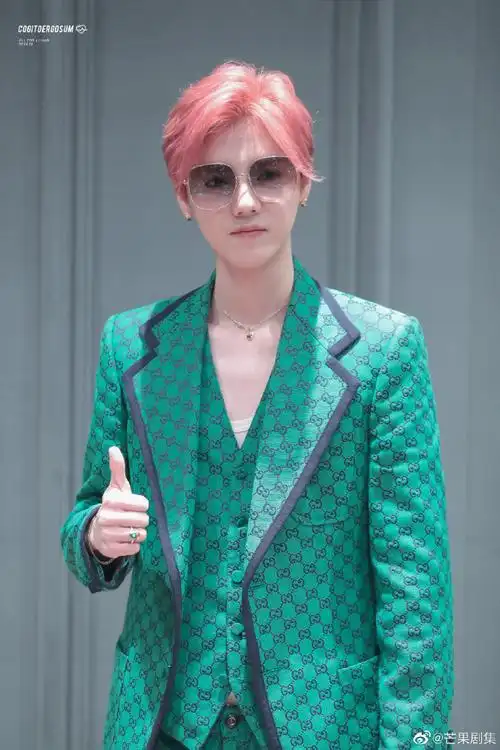 鹿晗绿色西装