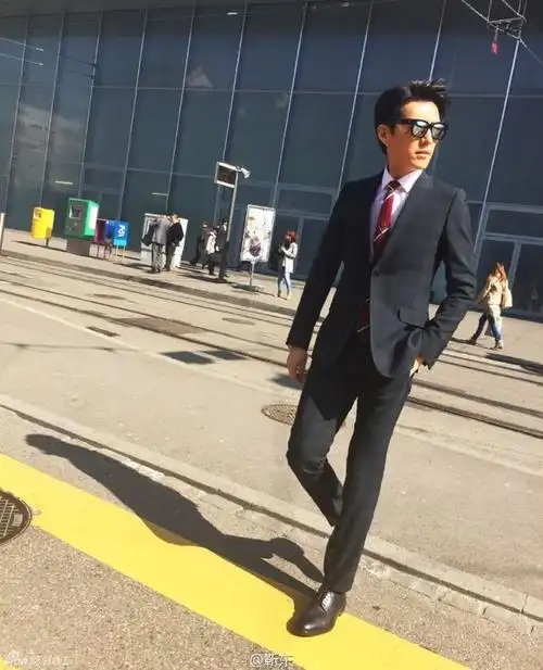 靳东西装革履 秀长腿似霸道总裁 : 靳东西装革履行走街头,绅士味满满