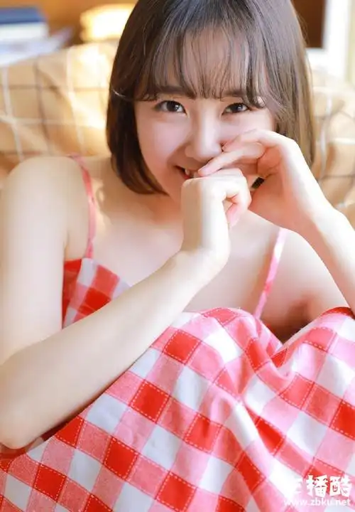 娃娃脸小女生清新格子裙脸颊泛红皮肤细腻小嘴微抿图片