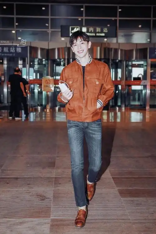 邓伦一袭立领夹克敞开衣襟飒爽帅气而风衣搭配墨镜展现高冷风