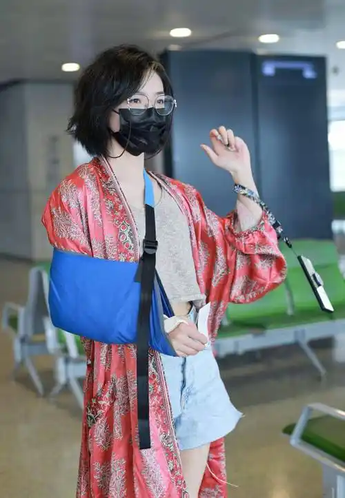 万茜机场私服曝光,红色印花长衬衫搭小背心气场强大,又美又飒_时尚