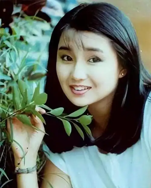 58岁张曼玉素颜现身夜市摊,身材佝偻瘦成皮包骨,网友:女神不再 - 娱乐