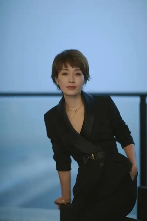 马伊琍轻松驾驭西装 利落短发攻气十足