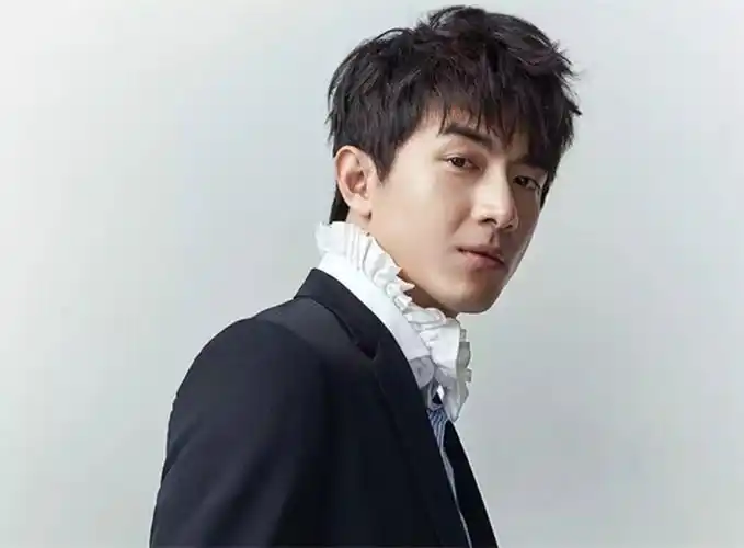 身高186cm的林更新也是娱乐圈中拥有大长腿的男星之