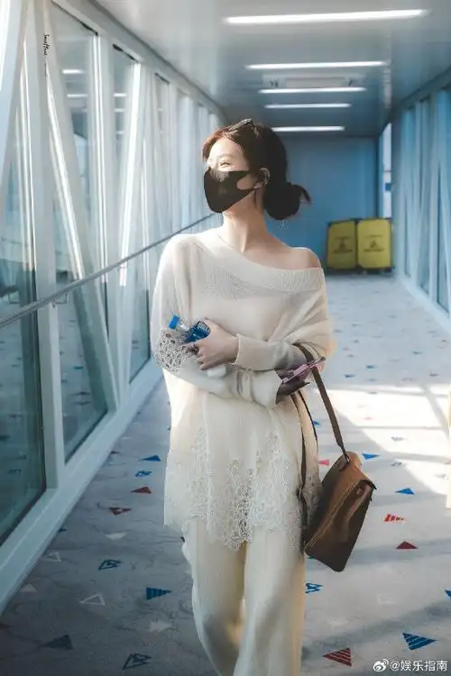赵露思小露香肩#赵露思机场路透状态满分,肩颈线条好优越,随性舒实哪