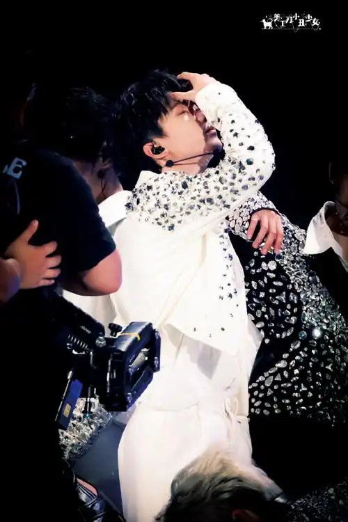 p3有一个嘟嘴帅哥97下次见@时代少年团队长-马嘉祺230502海口理想之