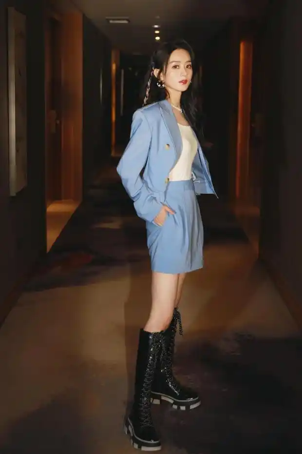 11月2日,赵丽颖一组写真曝光,她身穿蓝色西装套装搭配长筒马丁靴,秀出