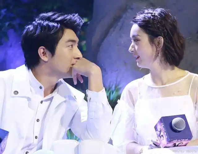 林更新和赵丽颖配一脸