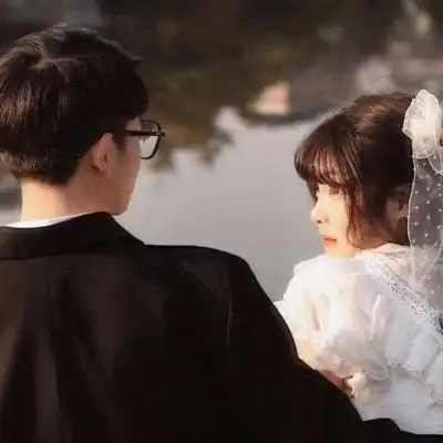 夫妻头像图片一对一人一半