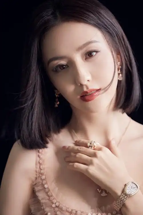 > 佟丽娅裸色长裙清新淡雅写真图片(3/9)