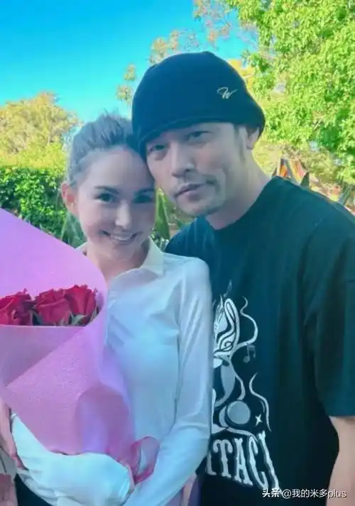 昆凌夫妇参加活动周杰伦没胡子又瘦又帅两人穿的不是一个季节