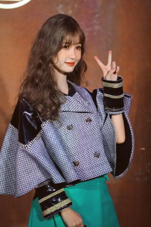 虞书欣活动饭拍今天是洋娃娃吧羊毛卷造型好可爱呀