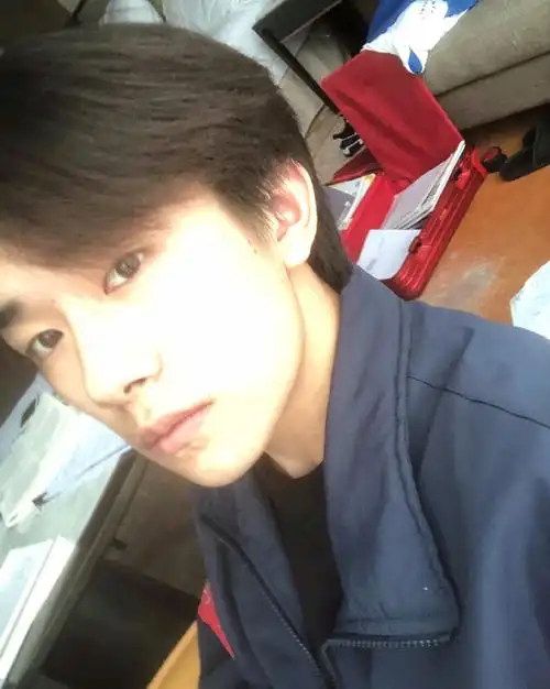 易烊千玺怼脸自拍