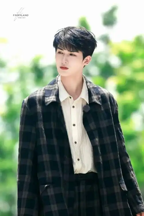 朱正廷上班的状态很帅气,上班好像走秀现场,就说这一份帅气太可爱了吧