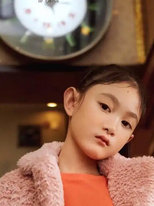 有种"整容式长大"叫奥莉,国民萌娃变国字脸,妈妈基因太强大!