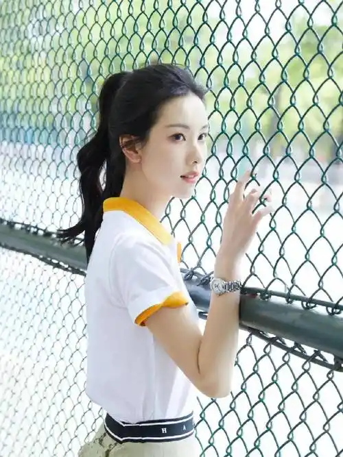 南航校花陈都灵清纯学姐造型,青春活力尽显!_校园_写真_氛围