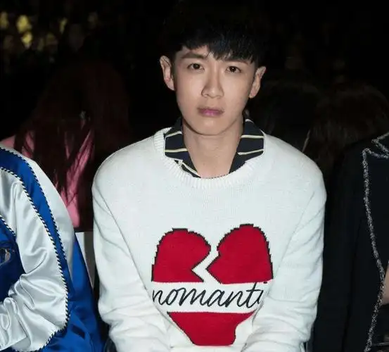 但现在的他俨然已经变成了一张平平无奇的帅哥网红脸,但是柯震东本人