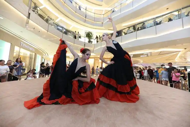 夏日鎏光艺术月 艺术家商场内上演深戈艳丽狂想曲|表演艺术家_新浪