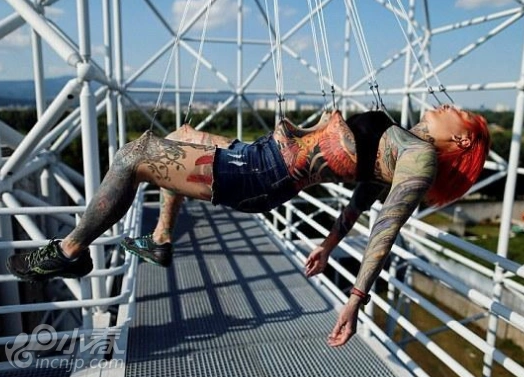 美女挑战人体穿孔悬挂极限