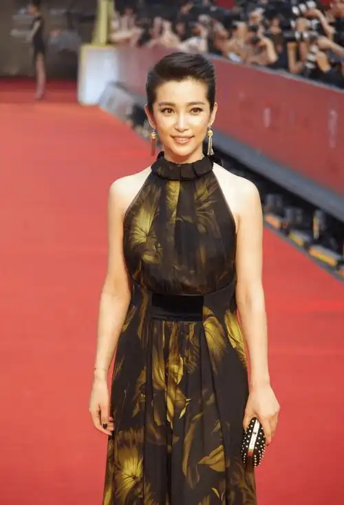 李冰冰穿礼服裙太有国际范红唇尽显妩媚好身材遮盖不住
