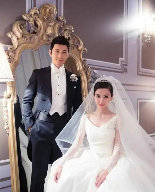 出现在了婚礼上的张素霞好几次都表达了对儿媳杨颖的喜爱,甚至还直接