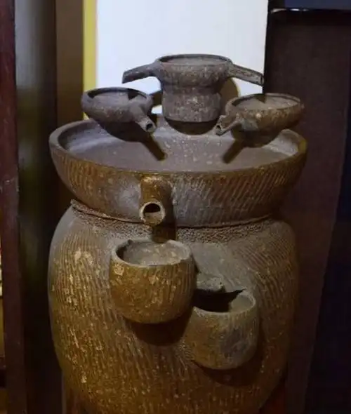 三,陶瓷酿酒设备,陶瓷是由土制成.