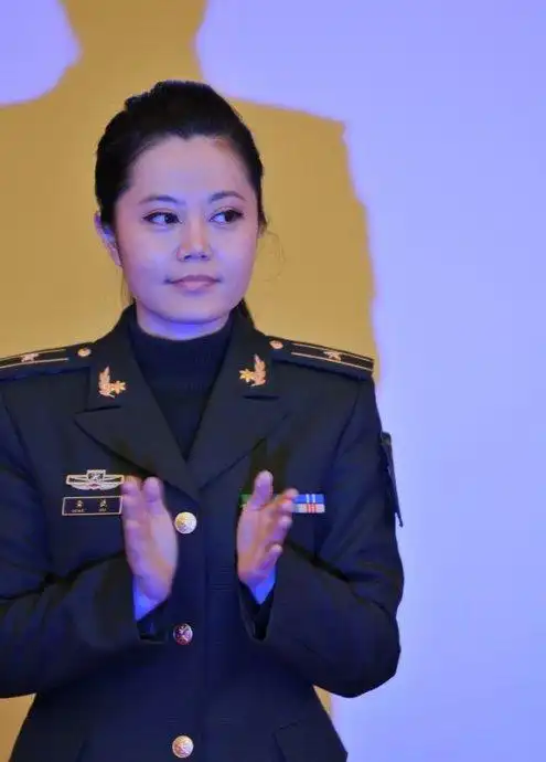 女军人,女歌手.啥也不说了,欣赏吧.