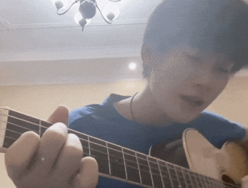 张真源的清唱时刻栏目回归 翻唱《橘子汽水》夏日清凉感重出屏幕