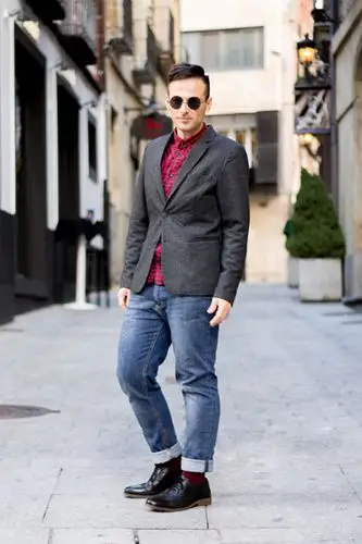 经典款深蓝色漂白牛仔裤