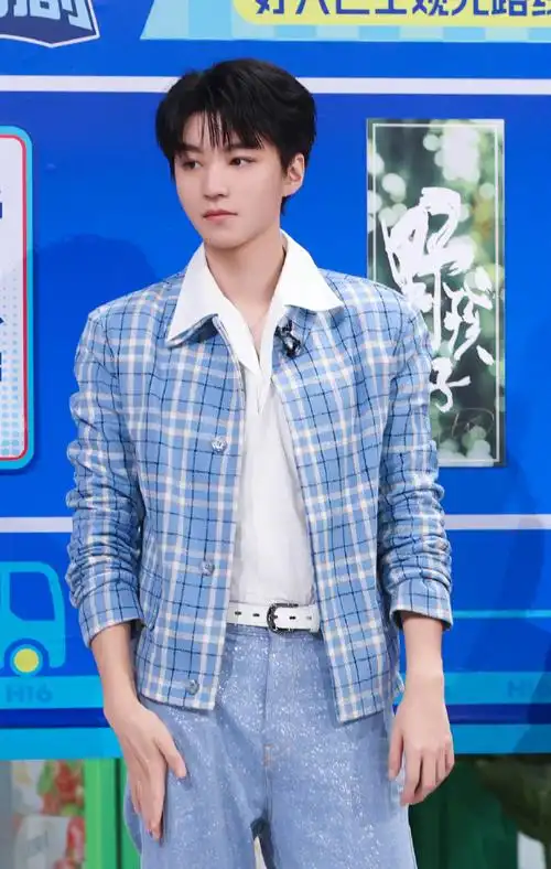 王俊凯蓝色条纹外套叠穿白色衬衫,搭配蓝色亮片牛仔裤和白色腰带,清爽