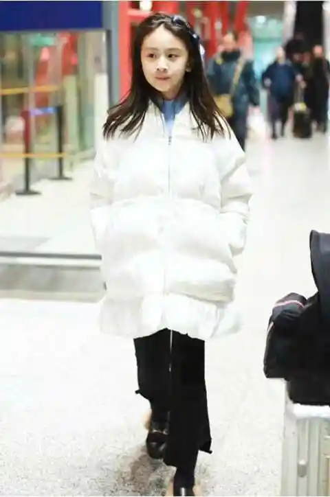 的她给人一种温婉的感觉,一身打扮更是成功穿出了成熟御姐风的赶脚!