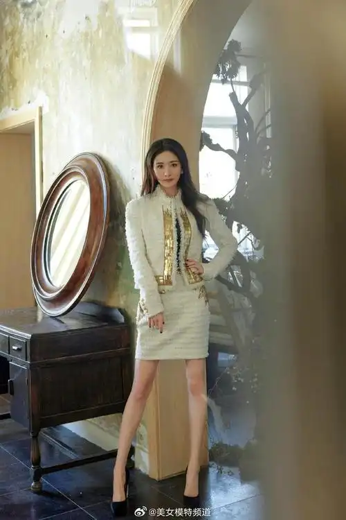 杨幂穿白色小香风套装温柔优雅 短裙秀纤细长腿显婀娜身姿
