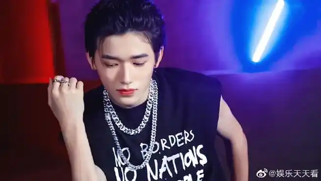 行走的人间alpha#宋亚轩超a背头断眉造型,港风浓颜系,谁看了不到行