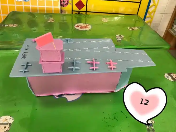 青岛西海岸新区港头陈幼儿园中三班纪念海军成立70周年亲子制作军舰