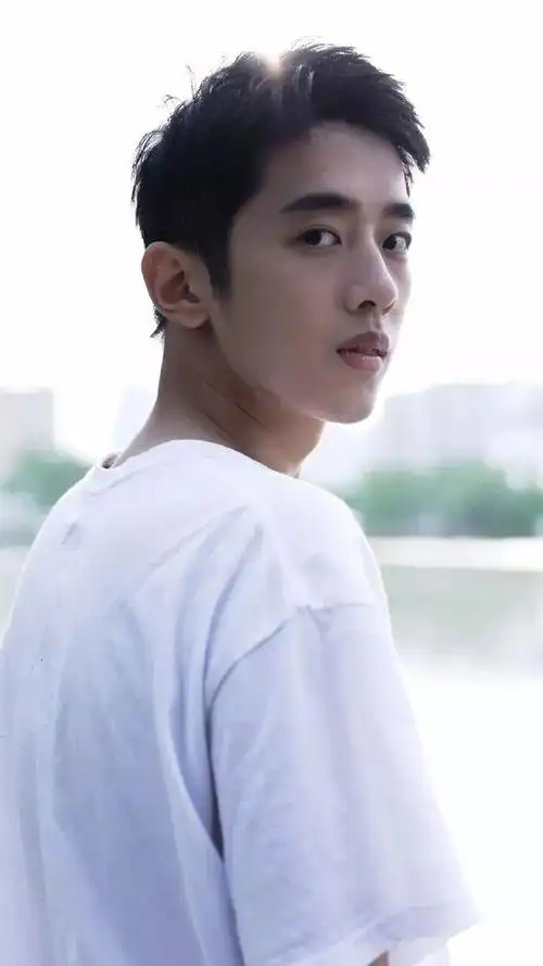 他是公认的大学校草他也是最帅的it理工男