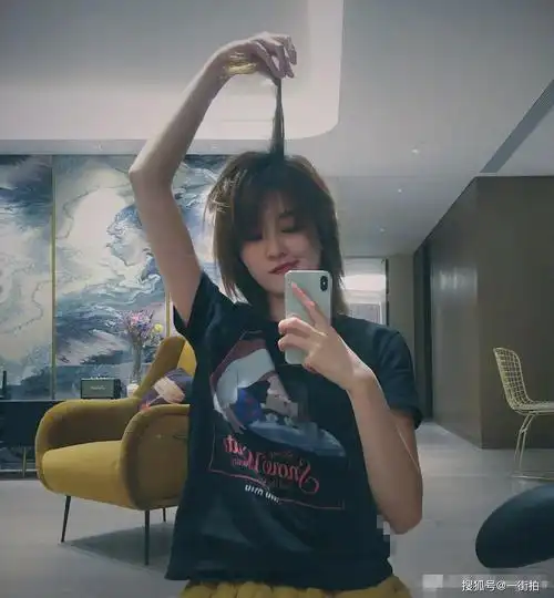 原创乔欣晒照许愿,4年后依然美丽,宅家也精妆打扮,永远年轻美丽