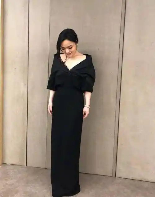 36岁徐佳莹上班暴露身高了,穿紫色裙158cm变148cm,腿p都来不及_连衣裙