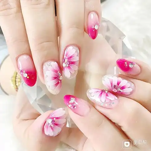 日式粉色白色手绘花朵钻美甲图片