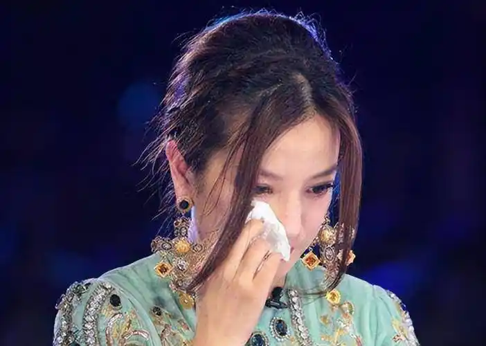 2021年8月26日晚,有人发现《还珠格格》中没有赵薇的名字,随后,有人在