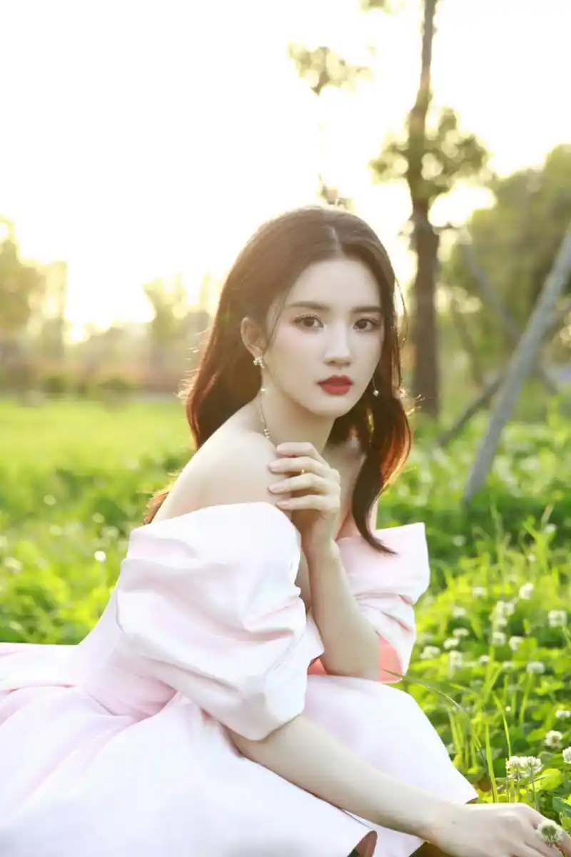 刘些宁美照,美艳动人!#养眼美女