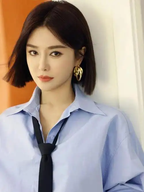 很多女明星都爱它家,秦岚,李一桐,景甜,张雨绮都有同款,款式时髦大方