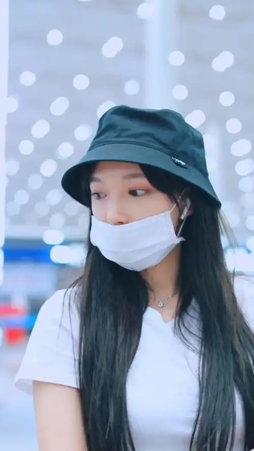 程潇素颜走机场!底子真的太好了~口罩也遮不住美