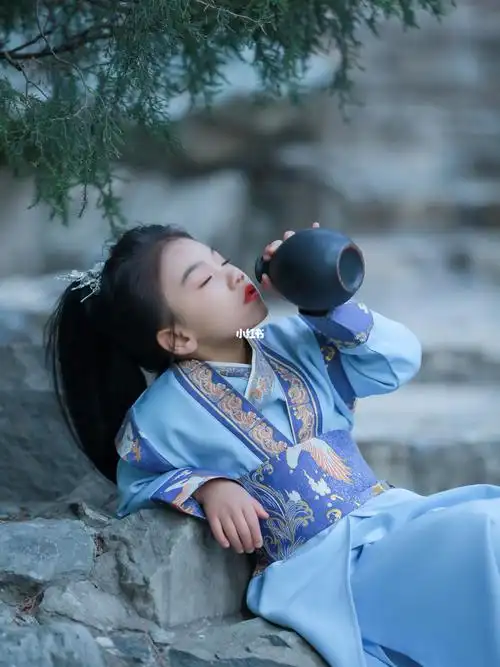 女扮男装英姿飒爽