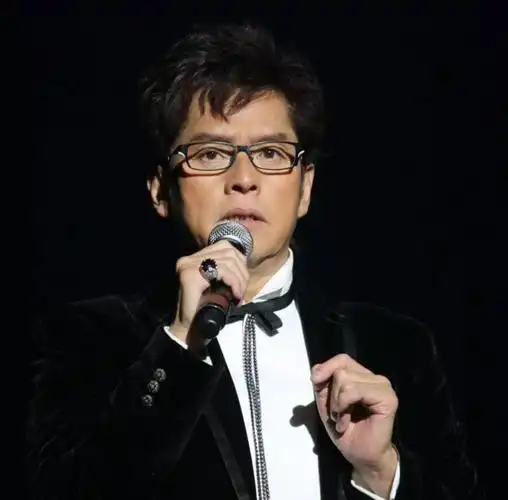 谭咏麟发声辟谣后,网友再次晒私图反击,讽刺其失德伪善