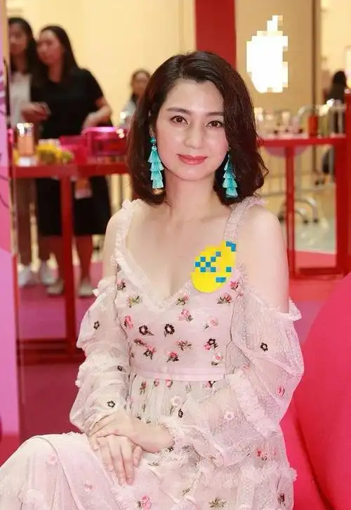 说洪欣逆龄成少女有点过,但看近照,这皮肤身材算是很好了!