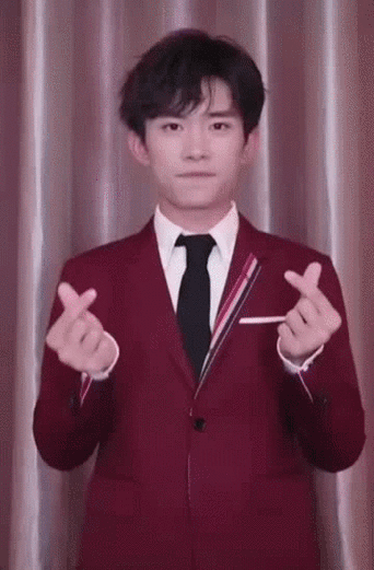 易烊千玺花式比心 是吃可爱多长大的少年